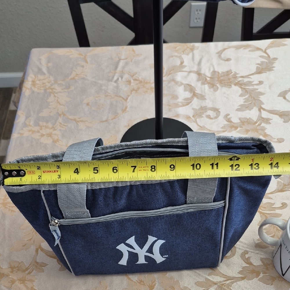 Starbucks New York mug and two Yankees Cooler bags - Picture 12 of 12